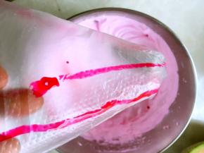 小号6齿裱花嘴装入裱花袋，在裱花袋内壁，用色素滴出三四条直线