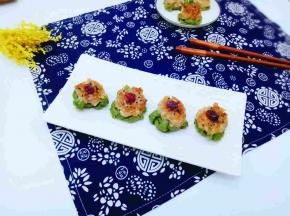 出炉啦！装饰上蔓越莓干，撒上熟黑芝麻点缀。