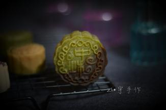 刚出炉的时候很软，这是冷却后的样子，表面有点干，密封保存，等会又就更滋润了！