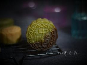 刚出炉的时候很软，这是冷却后的样子，表面有点干，密封保存，等会又就更滋润了！