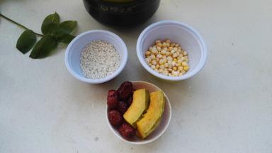 南瓜去皮去瓤洗净切小块、嫩玉米剥粒、红枣、糯米淘洗干净。