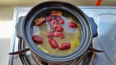 水快开时转最小火，盖子斜放，离缝防溢锅。