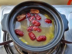 水快开时转最小火，盖子斜放，离缝防溢锅。
