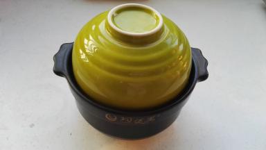 至糯米熬开花，关火焖会。