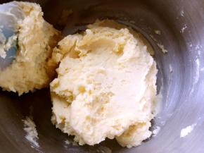 用刮棒切拌均匀