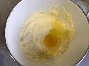 依次加入4个鸡蛋，开动电动打蛋器打发，到加入第4个鸡蛋时会出现油水分离，没有关系