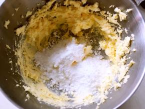 加入糖粉跟一小撮盐，与黄油搅拌均匀