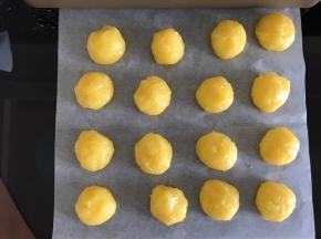 奶黄馅同样分成25克一个，揉圆