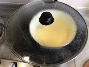 盖上锅盖，蒸5分钟后打开锅盖搅拌一下，防止底部结块。再盖上锅盖蒸5分钟。