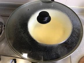 盖上锅盖，蒸5分钟后打开锅盖搅拌一下，防止底部结块。再盖上锅盖蒸5分钟。