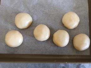 包好的月饼滚一圈糕粉，用月饼模具压出花纹