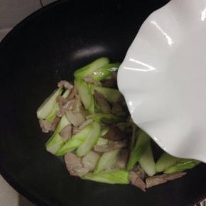 然后加入少许水