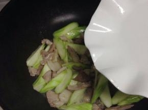 然后加入少许水