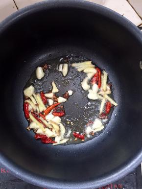 锅烧热倒入适量的油，放入生姜，蒜瓣，干辣椒和花椒爆出香味儿！