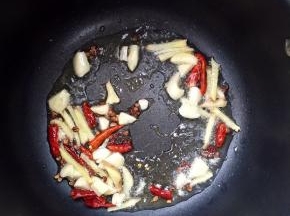 锅烧热倒入适量的油，放入生姜，蒜瓣，干辣椒和花椒爆出香味儿！