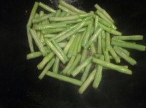 把洗好的豆角倒入翻炒