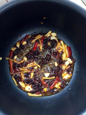 放入2勺香辣牛肉酱小火炒香。（如果没有香辣牛肉酱也可以用老干妈来代替！）