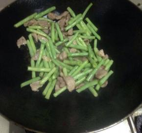 加入猪肉翻炒匀