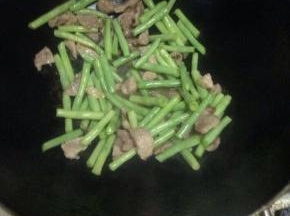 加入猪肉翻炒匀