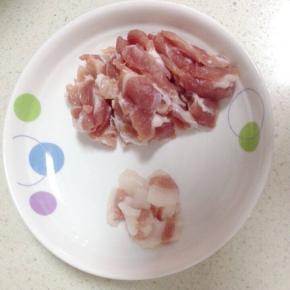 把猪肉洗净切好
