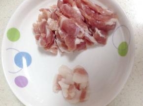 把猪肉洗净切好