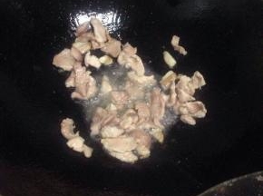 锅里倒入油、加入猪肉翻炒变色后盛出