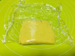 翻拌好的面团倒在保鲜膜上，保鲜膜尽量裁的大一些