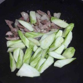 蒜炒香后，加入切好的丝瓜翻炒