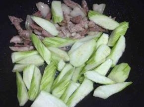 蒜炒香后，加入切好的丝瓜翻炒