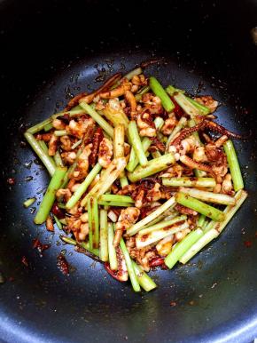 一道香辣诱人，超级下饭的香辣鱿鱼须就做好啦！好吃的不要不要的！