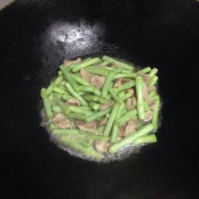 加入适量水煮一小会