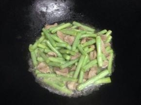 加入适量水煮一小会