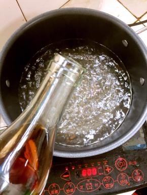水烧开，倒入适量的料酒！