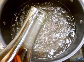 水烧开，倒入适量的料酒！