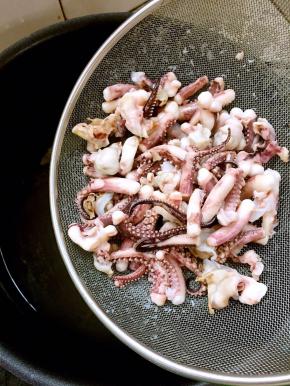 把处理好的鱿鱼须放进去焯水几秒钟快速捞出沥干水分备用！（鱿鱼须不要焯水时间太久，要不然鱿鱼须会变的很老，不好吃！）