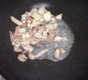 炒变色后加入大蒜