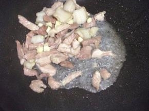 炒变色后加入大蒜