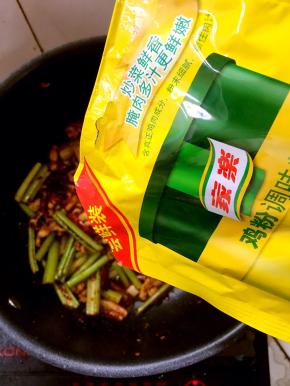 起锅前加入适量的家乐鸡粉翻炒均匀即可。