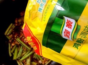 起锅前加入适量的家乐鸡粉翻炒均匀即可。