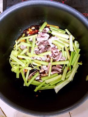 倒入沥干水分的鱿鱼须和芹菜段大火快速翻炒。