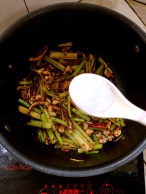 加入一勺料酒和一勺盐翻炒均匀！