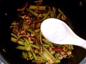 加入一勺料酒和一勺盐翻炒均匀！