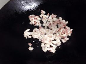 锅中加入油烧热，倒入切好的猪肉翻炒