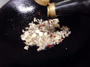 翻炒至变色，加入蒜和辣椒炒香，加少许的盐、生抽翻炒
