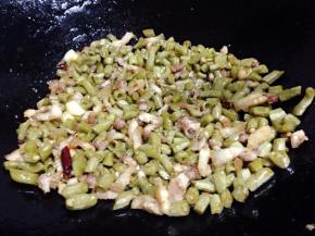 翻炒至豆角有水汽即可出锅。