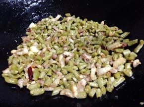 翻炒至豆角有水汽即可出锅。