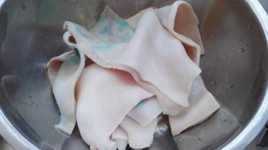 准备好的猪皮。用专用夹子把猪毛拔掉。
八角一个	花椒适量
香叶一片	小茴香适量
白芷适量	葱适量
姜适量	桂皮适量
沙拉汁适量