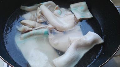 放锅里添水加料酒大火煮开。