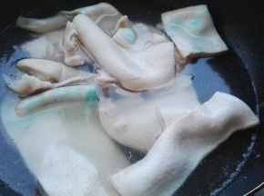放锅里添水加料酒大火煮开。