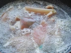 撇净浮沫。